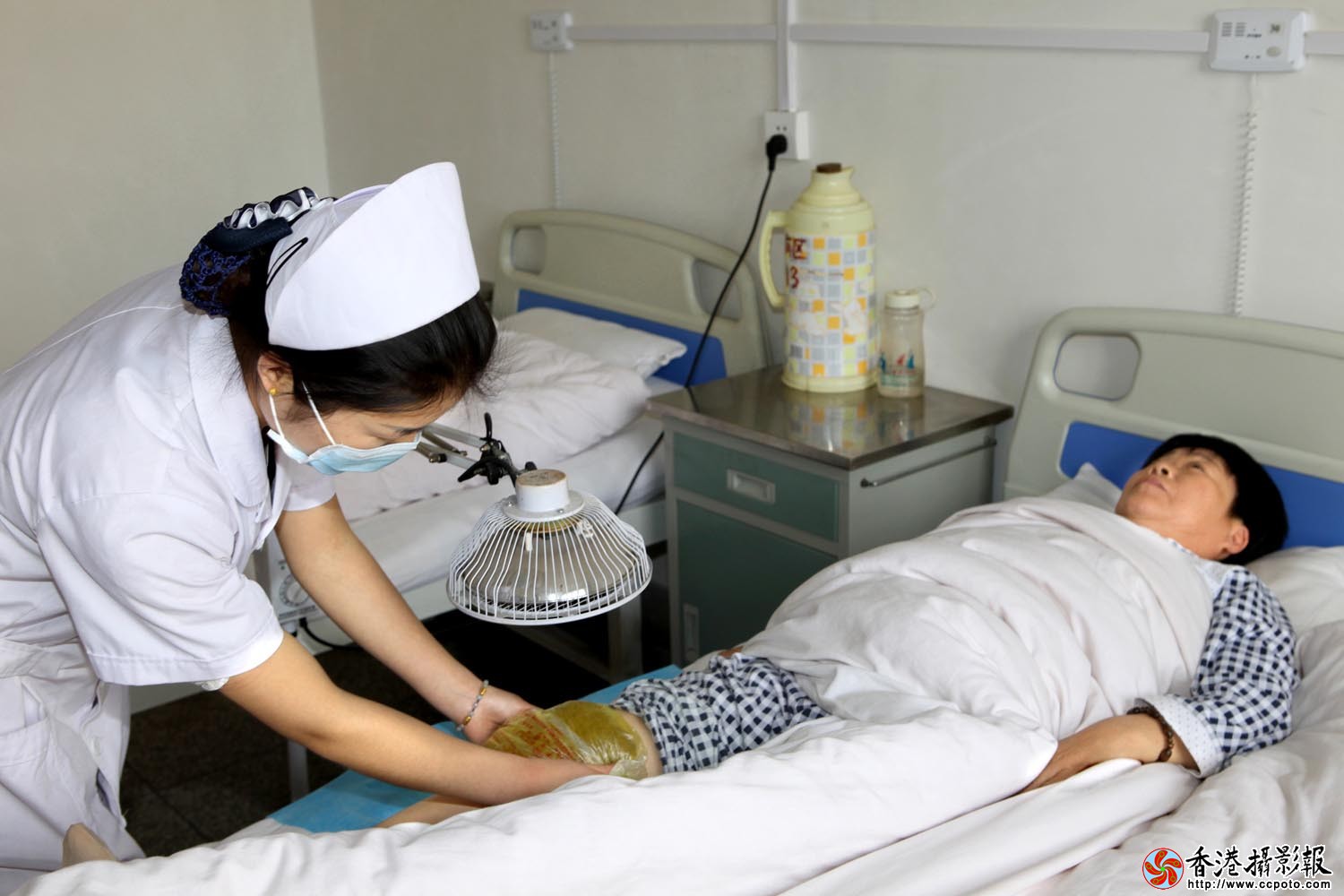 护士在为患者用药热敷.JPG