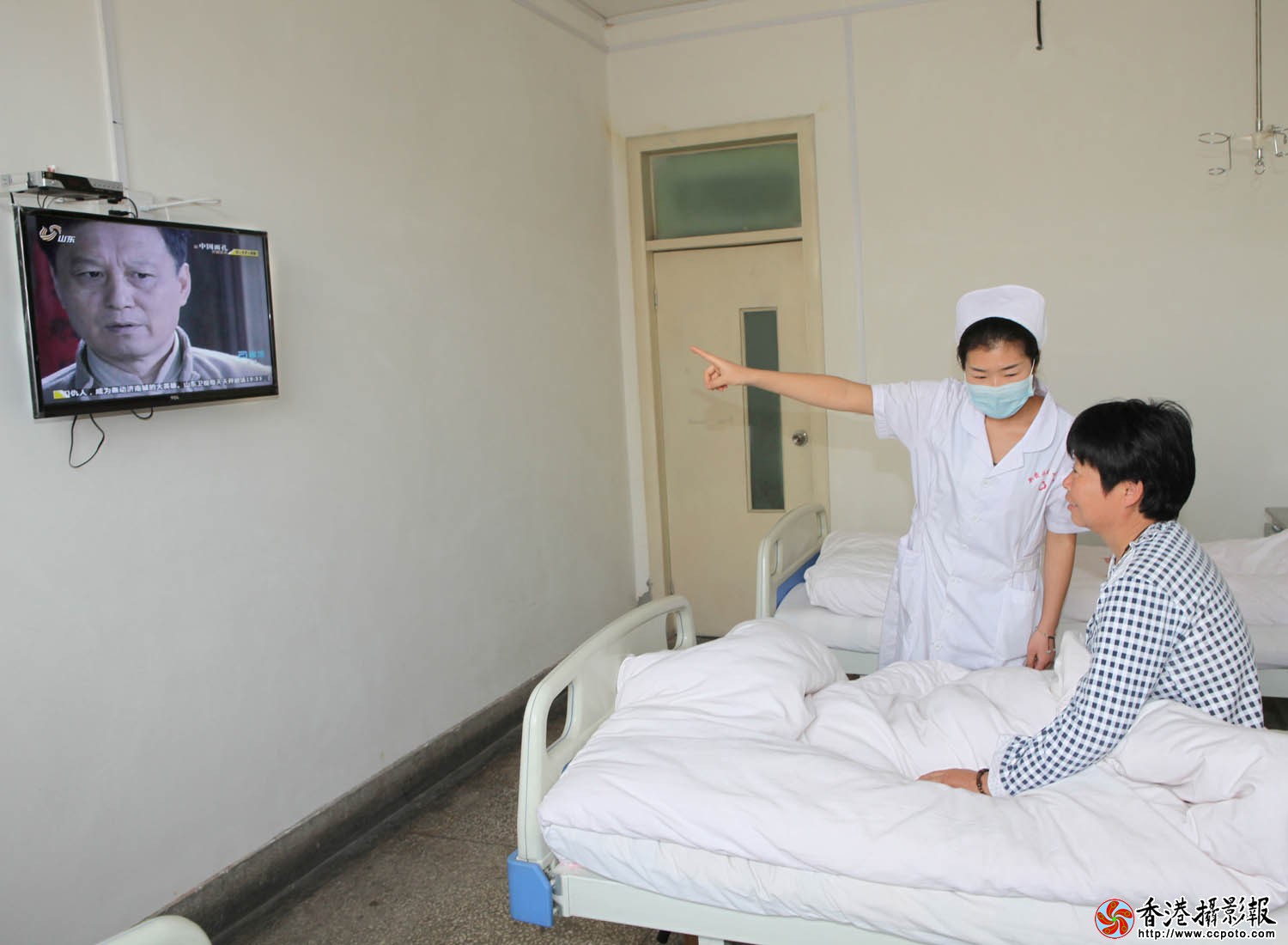 病房内护士在陪患者看电视.JPG