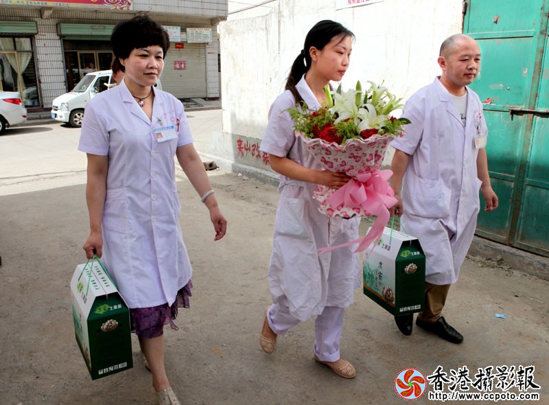医护人员探访百岁老人.JPG