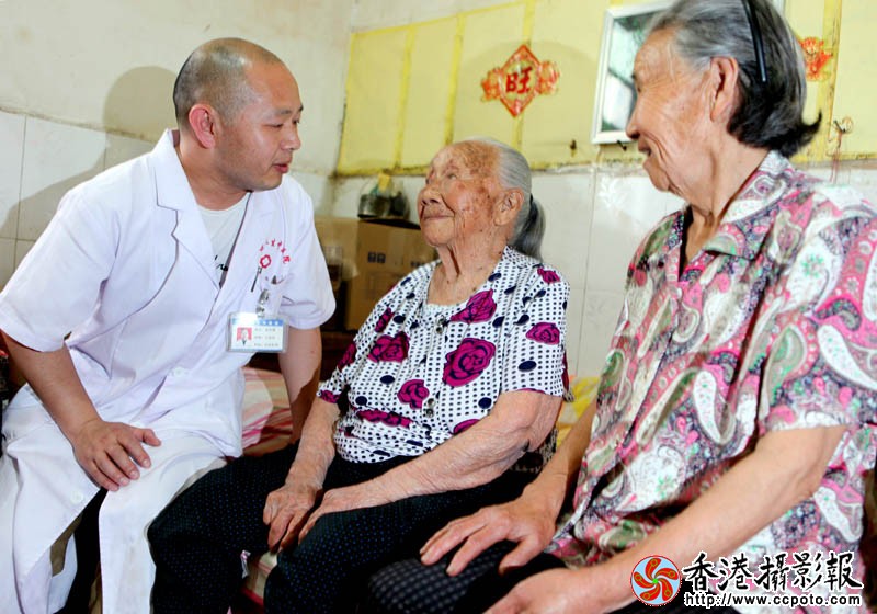 医生在寻问老人养生秘诀.JPG