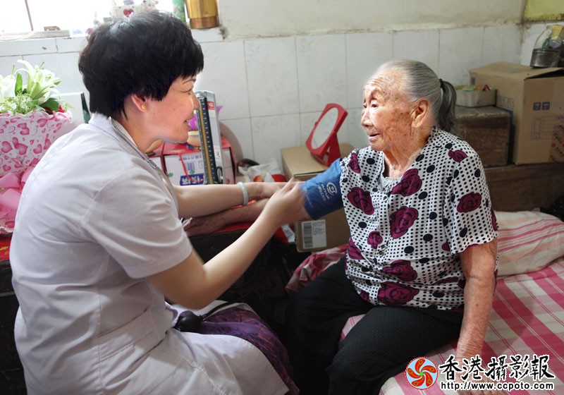 医生在与老人量血压.JPG