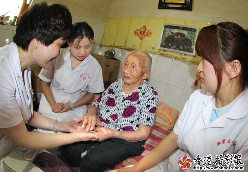 老人精神抖擞在与医护人员交流.JPG