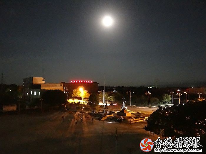 圆圆月儿挂天空