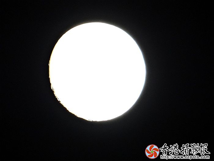 圆圆月儿挂天空