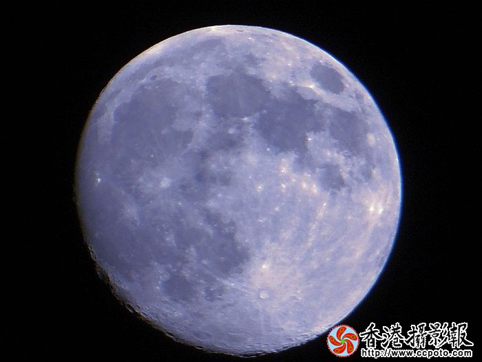 圆圆月儿挂天空