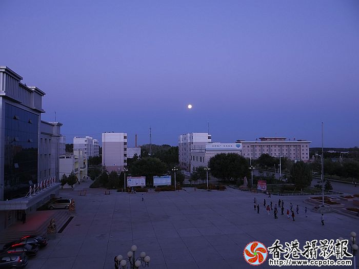 圆圆月儿挂天空