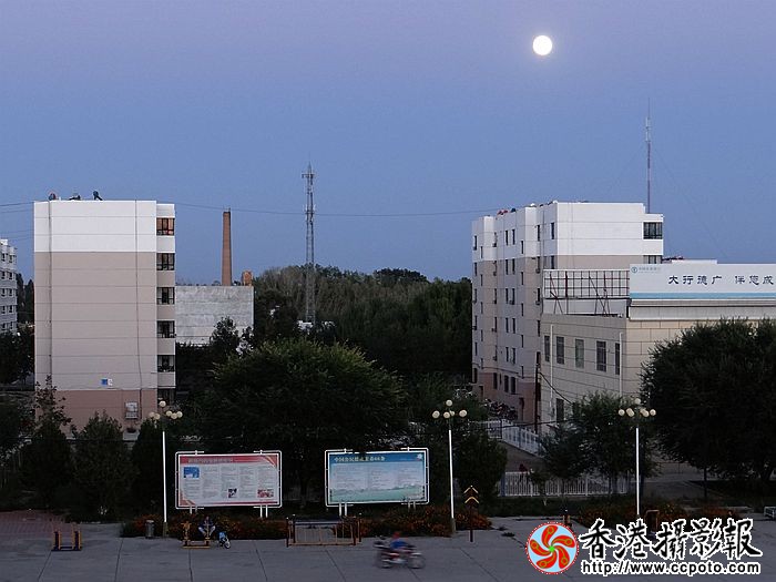 圆圆月儿挂天空