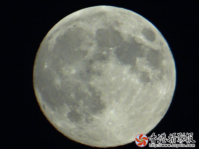 圆圆月儿挂天空