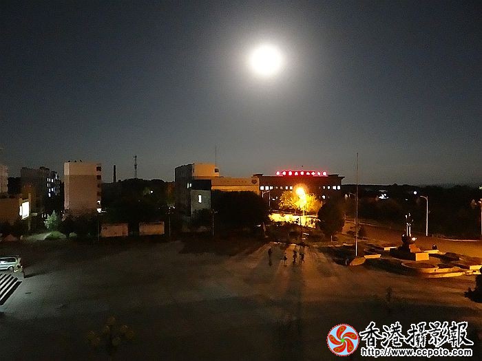 圆圆月儿挂天空