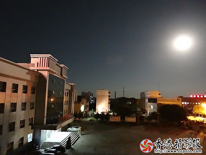 圆圆月儿挂天空