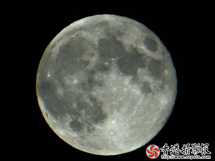 圆圆月儿挂天空