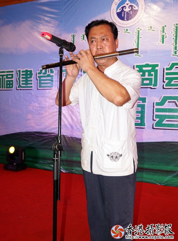 艺术家张建平即兴表演