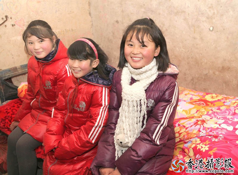 三个女儿园园,香香,方方坐在新铺盖床上特别高兴.JPG