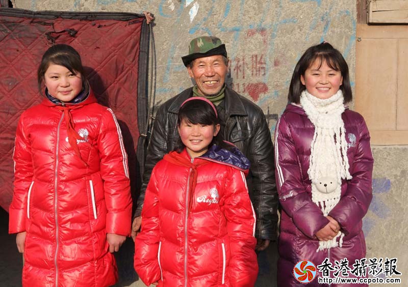 李中立和他的三个女儿.JPG