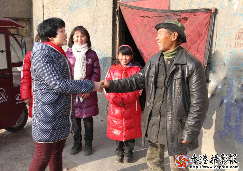 郑幸花与李中立握手告别.JPG