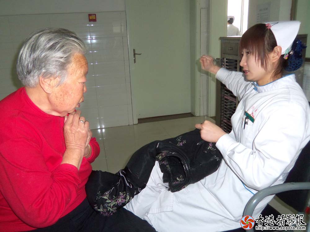 护士帮患者缝补衣服.JPG