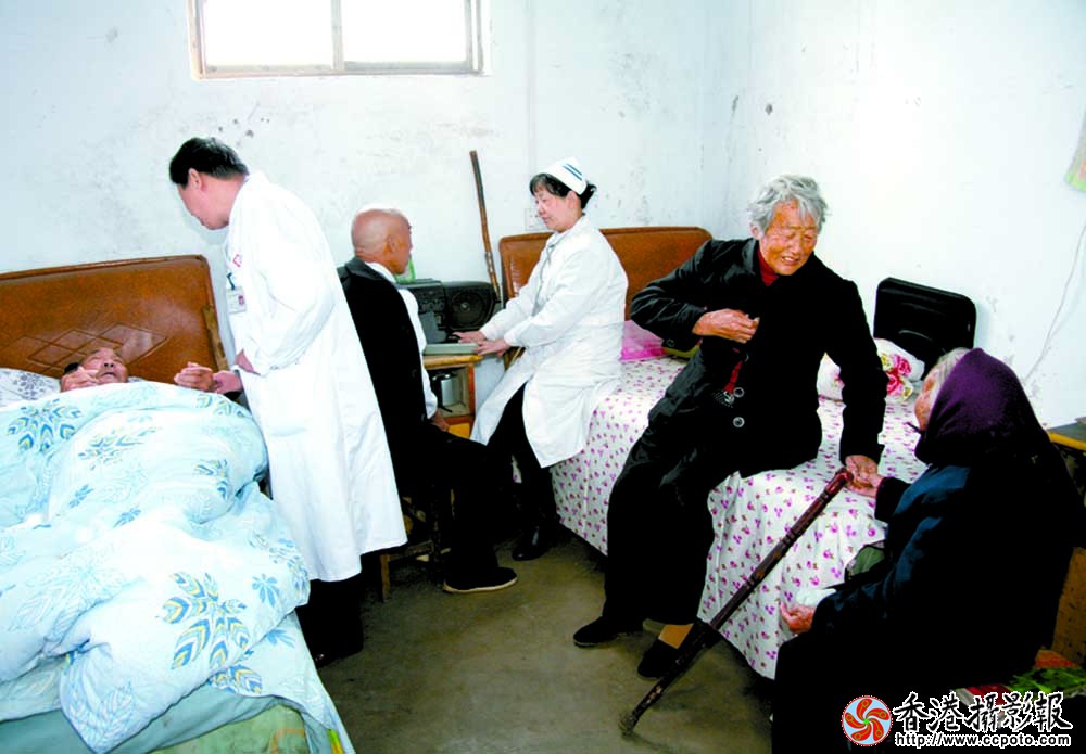 关爱敬老院老人.JPG
