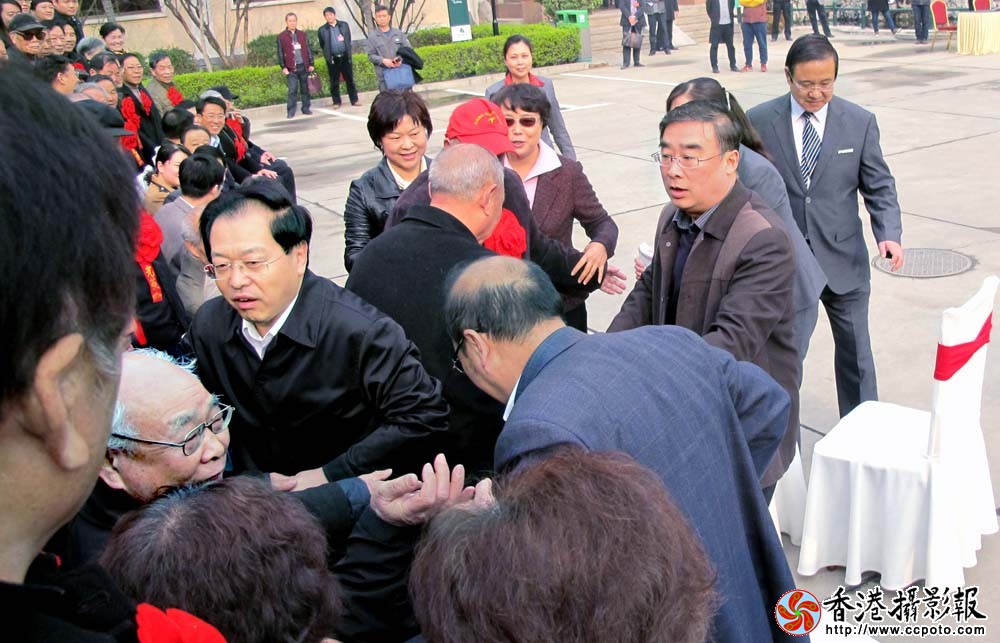 吴天君为老干部让座.JPG