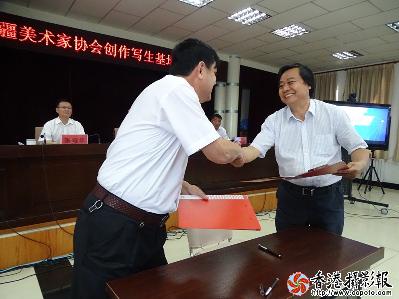 巩留县在第二届森林文化旅游节与自治区书画协会签订合作协议.jpg