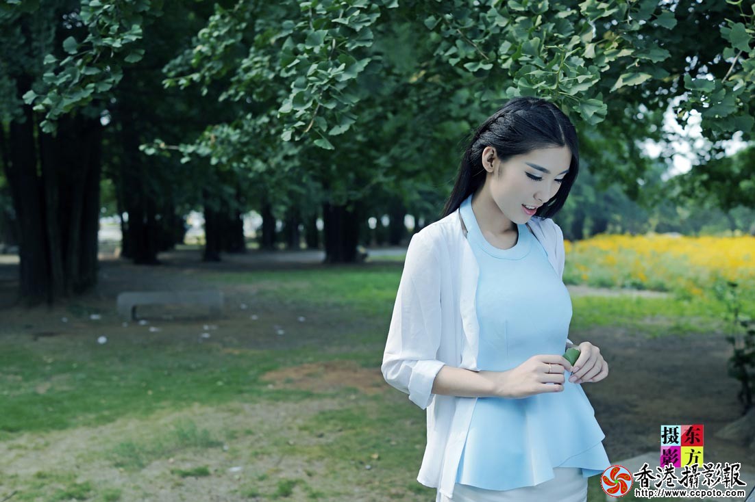 夏至银杏林清新美女11..jpg