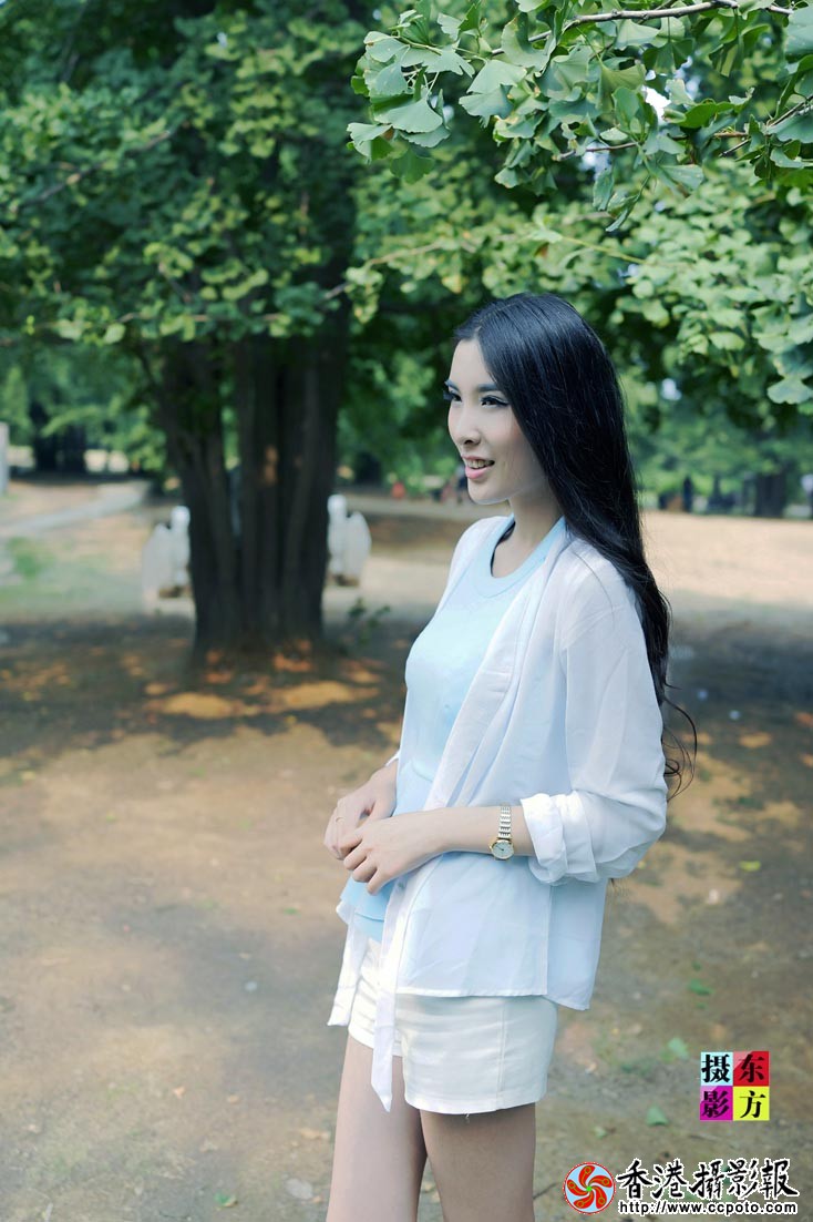 夏至银杏林清新美女16..jpg