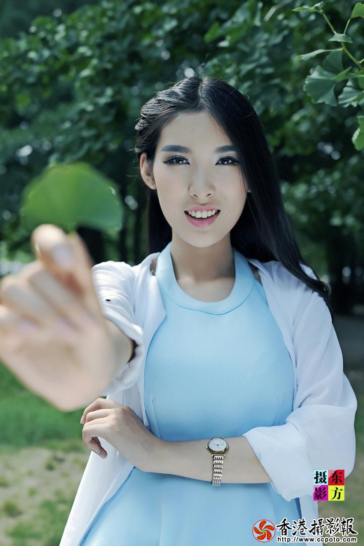 夏至银杏林清新美女15..jpg