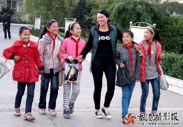 4下午放学妈妈到校接住了五胞胎.JPG