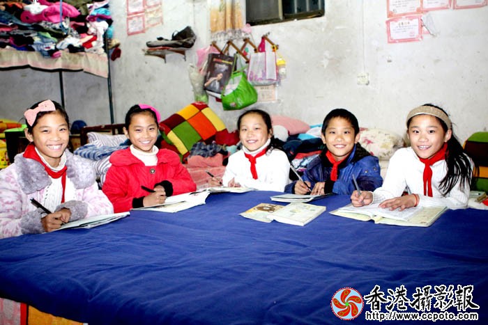 7晚上五胞胎在家住室就床边做作业.JPG
