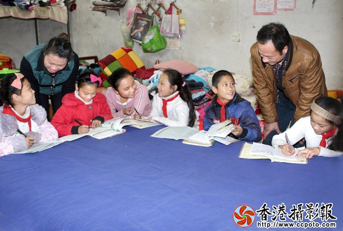 8晚上父母和姐姐在辅导五胞胎学习.JPG