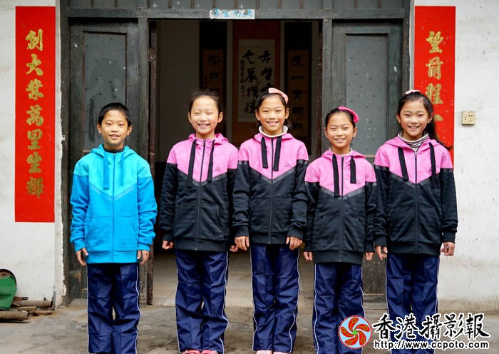 9五胞胎穿上了客人新送的运动衣高兴的笑了.JPG