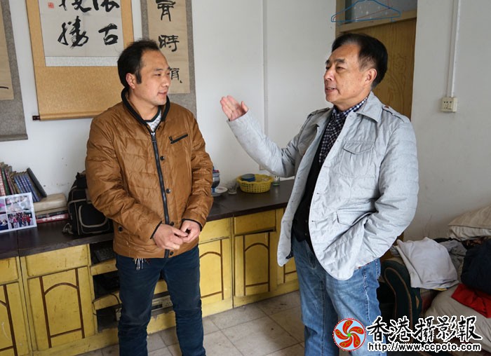 10郑州中康医院院长岳建华与五胞胎的父亲李灿军亲切交谈.JPG