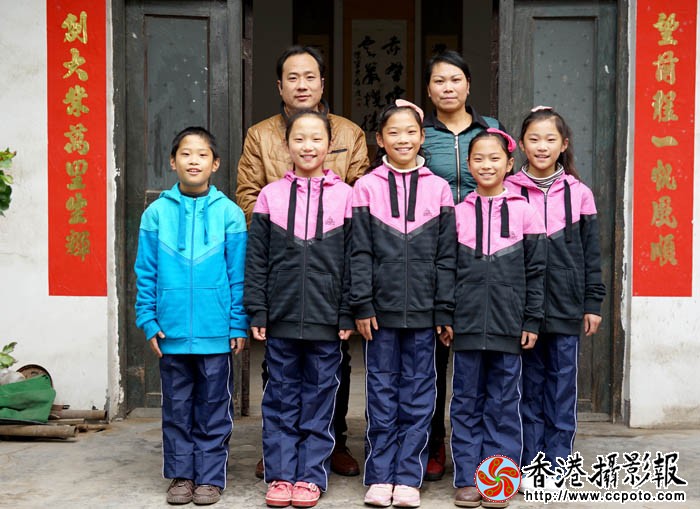 11五胞胎和他们的父母合影.JPG