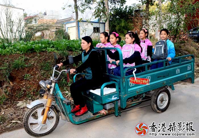 14五胞胎穿着崭新的服装和双肩书包坐在妈妈开的三轮上走向学校.JPG