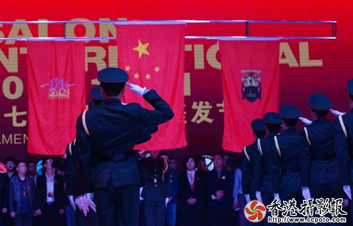 中国第七届美容美发节开幕式上冉冉升起五星红旗.JPG