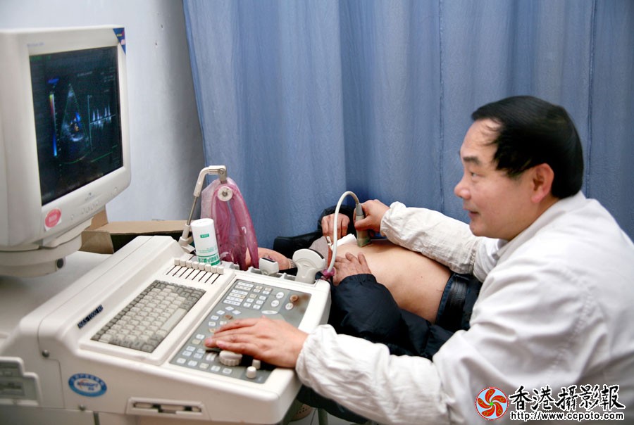 彩超专家姚宁在为患者做检查.JPG
