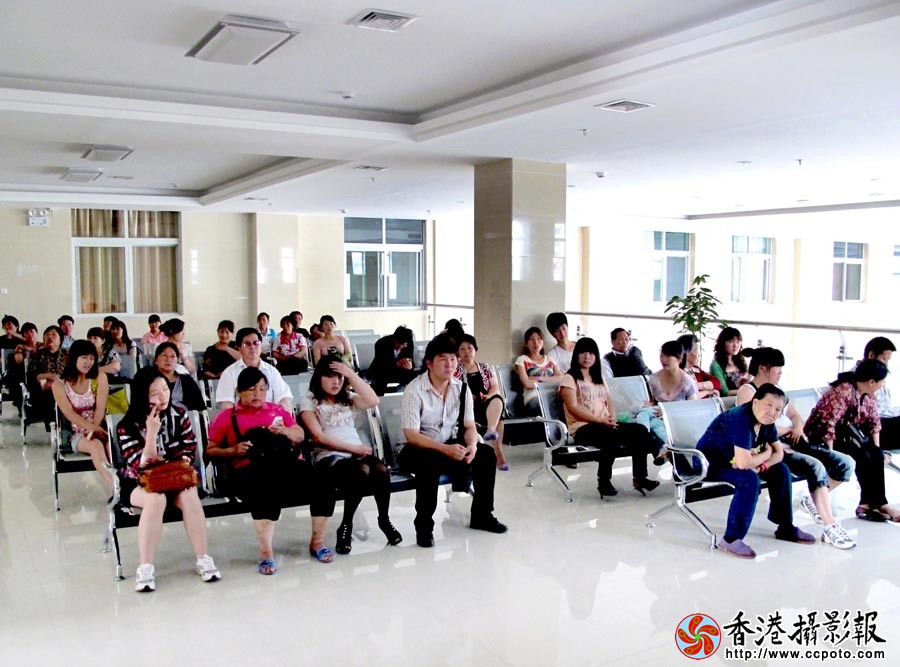 在B超候诊大厅等候的人们.JPG