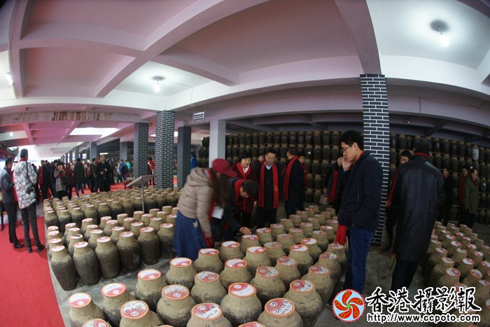 嘉宾在万吨酒窖封坛