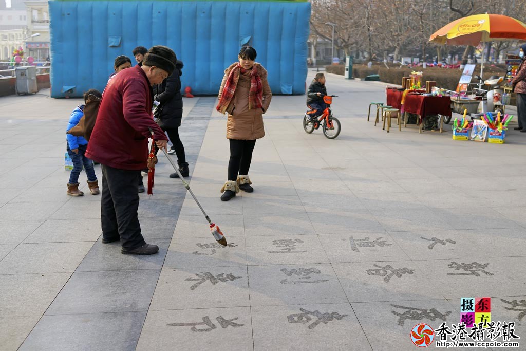 广场上的地书老人1..jpg