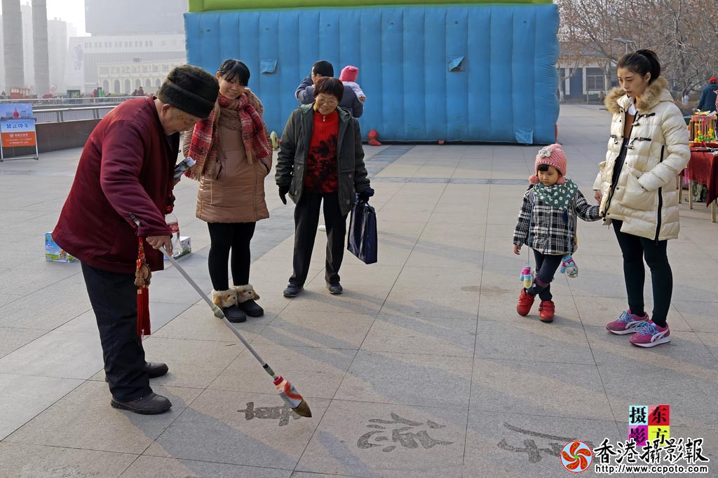 广场上的地书老人2..jpg