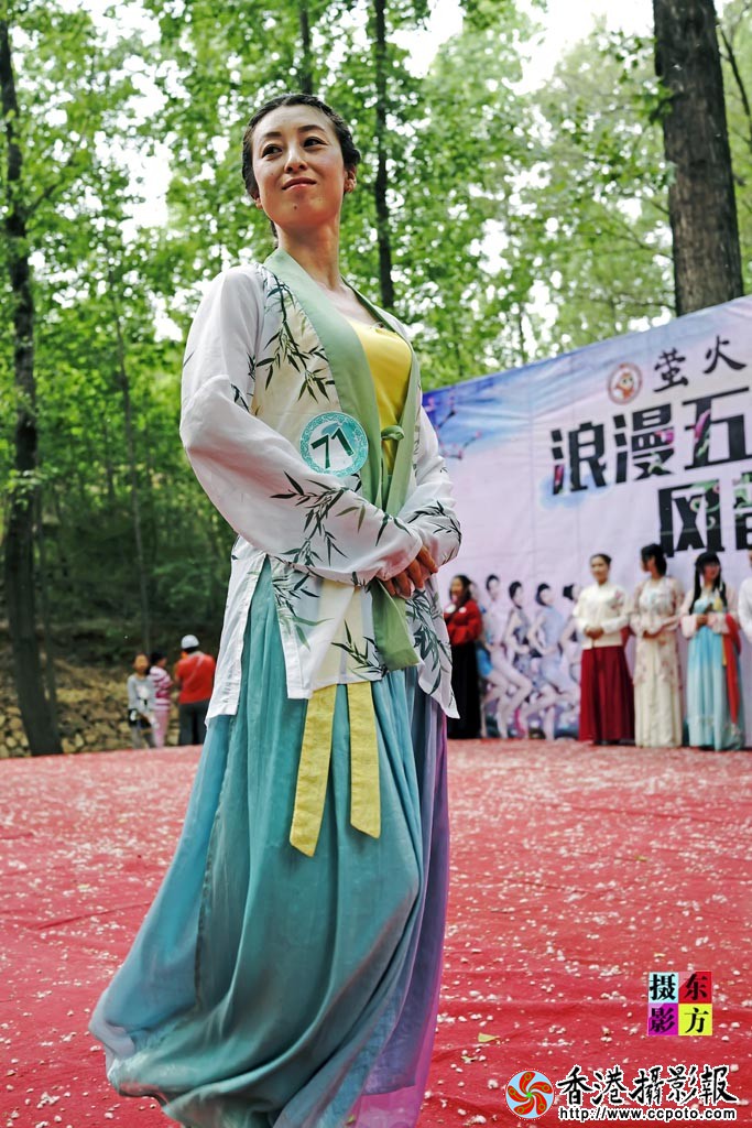 莹光湖汉服秀16..jpg