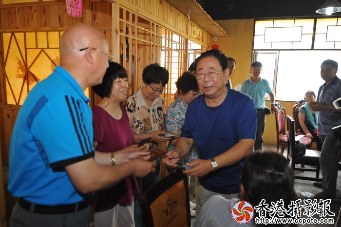 为记者发证