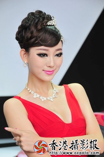 红衣女模