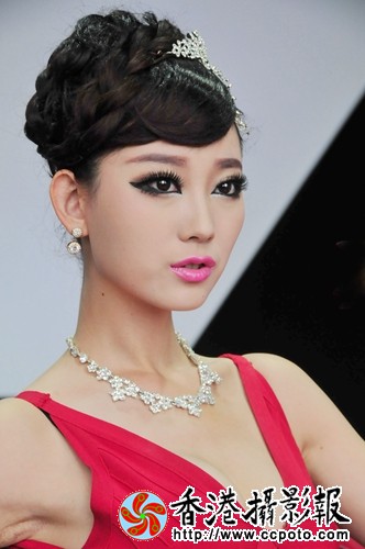 红衣女模