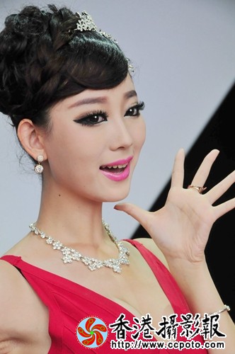 红衣女模