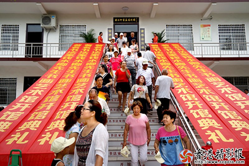 参观者络绎不绝.JPG