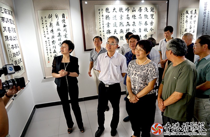 书法爱好者在馆内参观.JPG