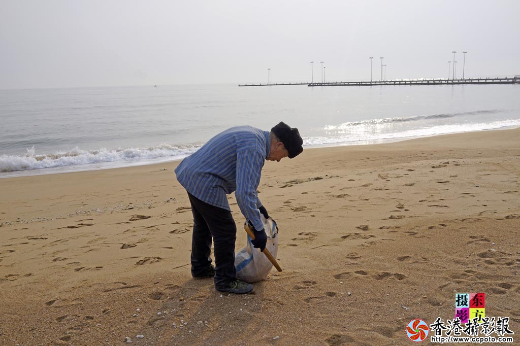 海滩上的保洁人3..jpg