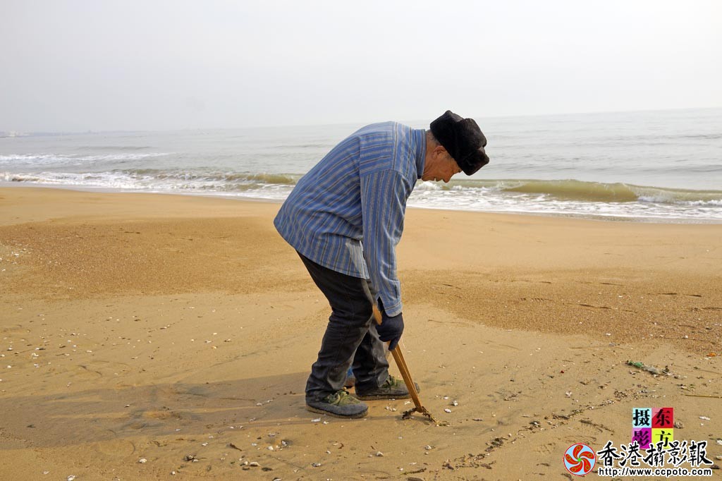 海滩上的保洁人5..jpg