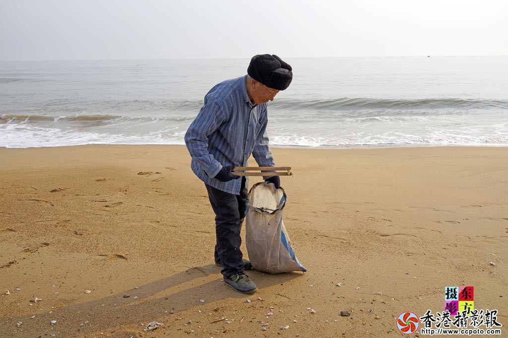 海滩上的保洁人4..jpg