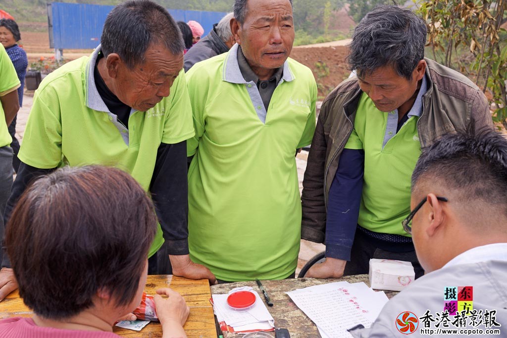 绿川公司进村发放老人慰问金3..jpg